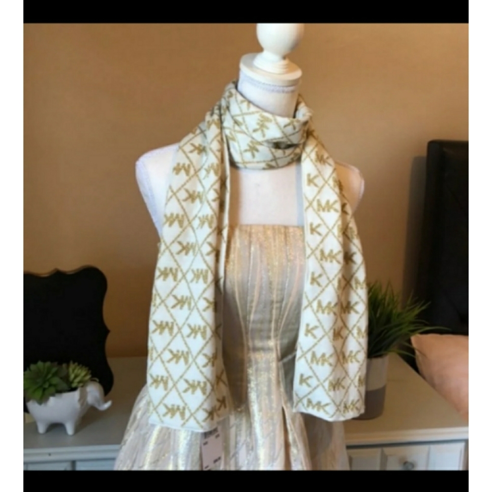 Michael Kors Scarf and Hat Set (Unisex) - Picture 3 of 4